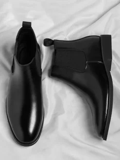 Bottines Chelsea pour homme à petit talon bout pointu et bout dégradé.