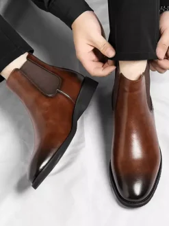 Bottines Chelsea pour homme à petit talon bout pointu et bout dégradé.