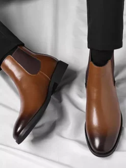 Bottines Chelsea pour homme à petit talon bout pointu et bout dégradé.
