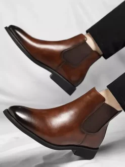 Bottines Chelsea pour homme à petit talon bout pointu et bout dégradé.