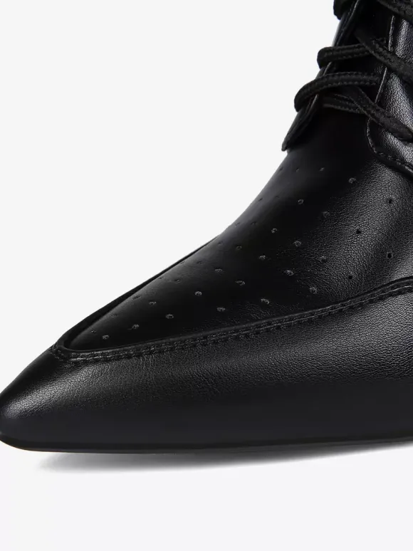 Bottines noires à talons aiguilles et bout pointu à lacets