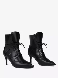 Bottines noires à talons aiguilles et bout pointu à lacets