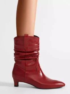 Bottines rouges à talon chaton et bout pointu
