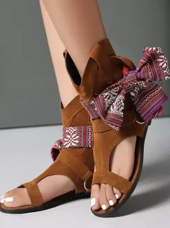 Bottines style sandales bohèmes à bout ouvert et découpes style cowgirl