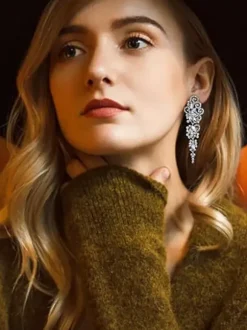 Boucles d'oreilles en cristal blanc pour adulte style vintage décontracté avec motif floral.
