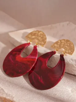 Boucles d'oreilles rouges en plastique pour adultes style vintage géométrique idéales pour les vacances.