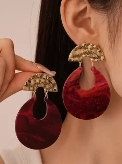 Boucles d'oreilles rouges en plastique pour adultes style vintage géométrique idéales pour les vacances.