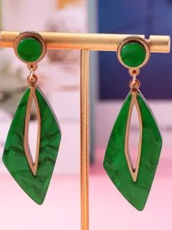 Boucles d'oreilles vertes pour adolescentes style géométrique européen décontracté. Bijoux de tous les jours.