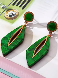 Boucles d'oreilles vertes pour adolescentes style géométrique européen décontracté. Bijoux de tous les jours.