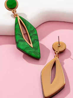 Boucles d'oreilles vertes pour adolescentes style géométrique européen décontracté. Bijoux de tous les jours.