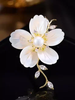 Broche branche de fleur en nacre blanche plaquée or et ornée de zirconiums cubiques