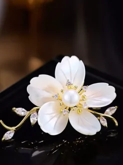Broche branche de fleur en nacre blanche plaquée or et ornée de zirconiums cubiques
