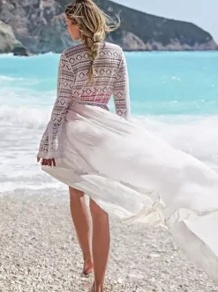 Cache-maillots à manches longues en dentelle ajourée et volants style athlétique blancs pour la plage en été.