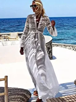 Cache-maillots à manches longues en dentelle ajourée et volants style athlétique blancs pour la plage en été.