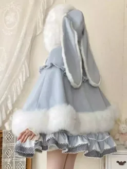 Cape Sweet Lolita en laine à capuche avec oreilles de lapin et poches idéale pour la mode Lolita automne-hiver.