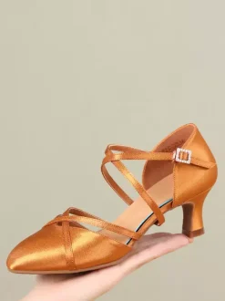 Chaussures de danse pour femmes en satin rouge à talon moyen et bout pointu