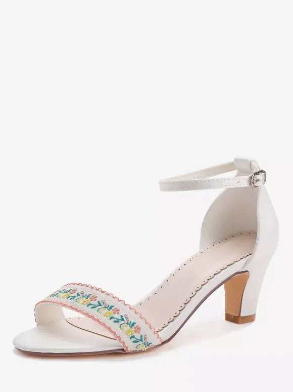 Chaussures de mariée à talons épais brodées de fleurs avec bride à la cheville