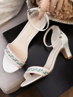 Chaussures de mariée à talons épais brodées de fleurs avec bride à la cheville