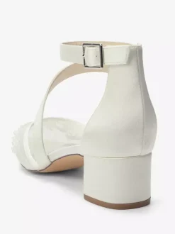 Chaussures de mariée à talons compensés bout pointu ornées de perles et de brides à talons bas.