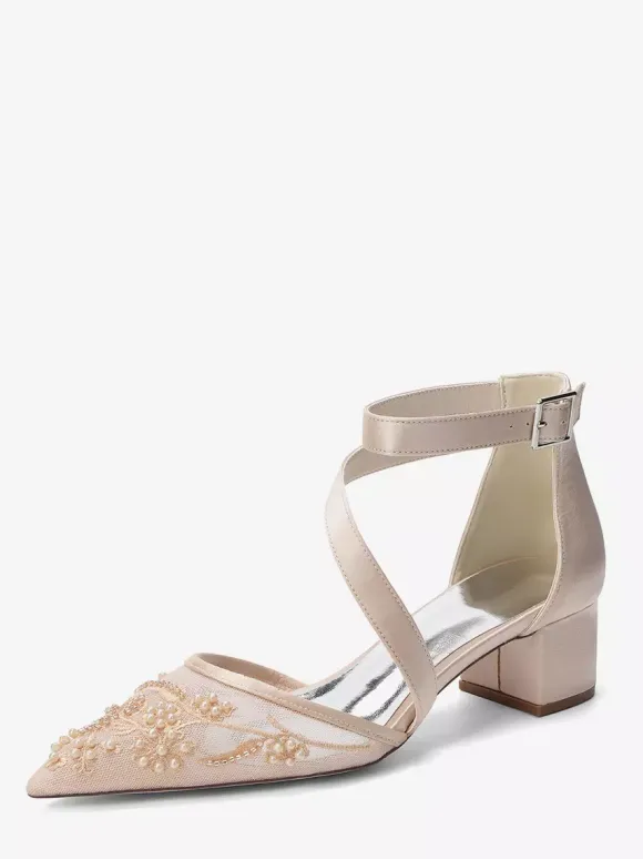 Chaussures de mariée à talons compensés bout pointu ornées de perles et de brides à talons bas.