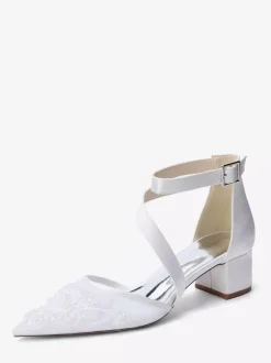 Chaussures de mariée à talons compensés bout pointu ornées de perles et de brides à talons bas.
