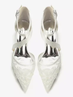 Chaussures de mariée à talons compensés bout pointu ornées de perles et de brides à talons bas.
