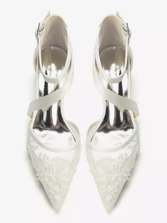 Chaussures de mariée à talons compensés bout pointu ornées de perles et de brides à talons bas.