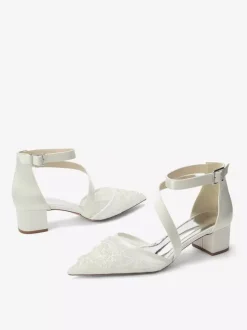 Chaussures de mariée à talons compensés bout pointu ornées de perles et de brides à talons bas.