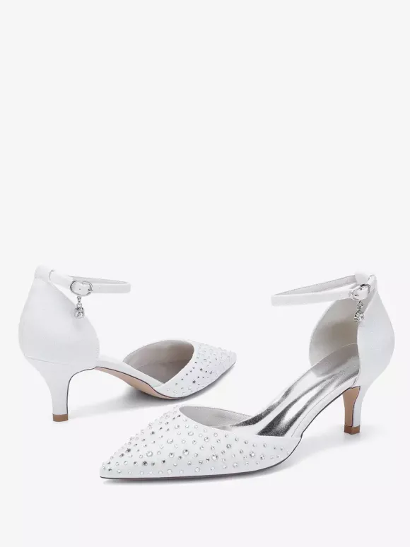 Chaussures de mariée à talon chaton en satin à bout pointu et strass