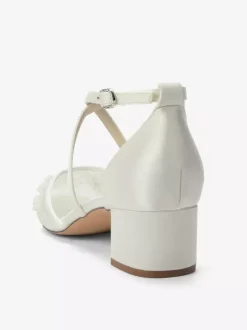Chaussures de mariée blanches en résille à bout pointu ornées de perles et de brides croisées à talon épais.