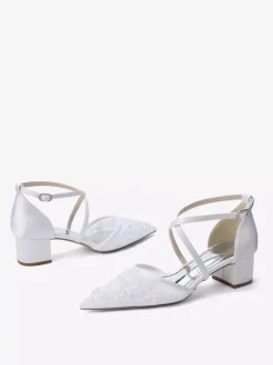 Chaussures de mariée blanches en résille à bout pointu ornées de perles et de brides croisées à talon épais.