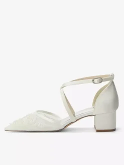 Chaussures de mariée blanches en résille à bout pointu ornées de perles et de brides croisées à talon épais.