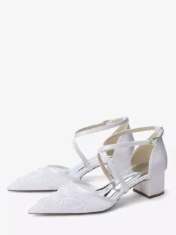 Chaussures de mariée blanches en résille à bout pointu ornées de perles et de brides croisées à talon épais.