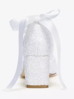 Chaussures de mariée en dentelle à bout ouvert ornées de fleurs de perles et de talons épais.