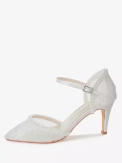 Chaussures de mariée ivoire à bout pointu et à talons hauts ornées de dentelle