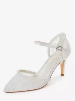 Chaussures de mariée ivoire à bout pointu et à talons hauts ornées de dentelle