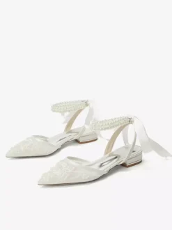 Chaussures de mariée plates en dentelle à bout pointu perles et bride cheville