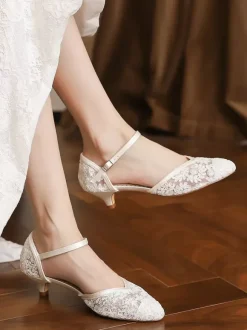 Chaussures de mariée vintage en dentelle bout pointu détail boucle talon chaton