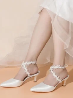 Chaussures femme ivoire bout pointu talon carré en satin