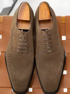 Chaussures Oxford en daim pour hommes bout rond lacets style brogue.