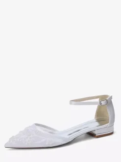 Chaussures plates à bout pointu en maille pour invitées de mariage ornées de perles.