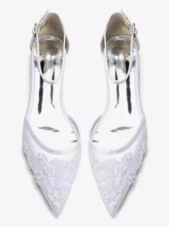 Chaussures plates à bout pointu en maille pour invitées de mariage ornées de perles.