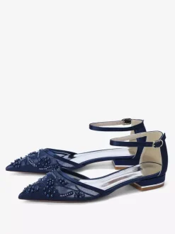 Chaussures plates à bout pointu en maille pour invitées de mariage ornées de perles.