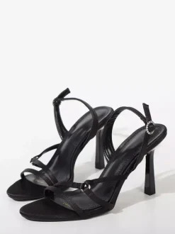 Chaussures de demoiselle d'honneur en satin blanc sandales à talons hauts et bout ouvert.