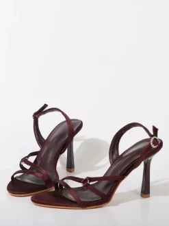 Chaussures de demoiselle d'honneur en satin blanc sandales à talons hauts et bout ouvert.