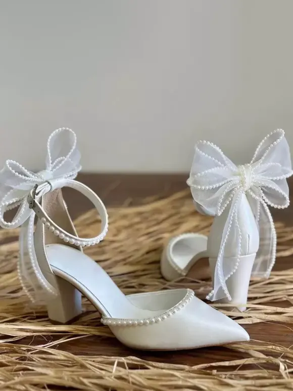 Chaussures de mariage blanches à bout pointu n艙ud perles talon épais