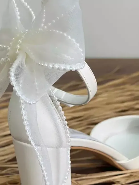 Chaussures de mariage blanches à bout pointu n艙ud perles talon épais