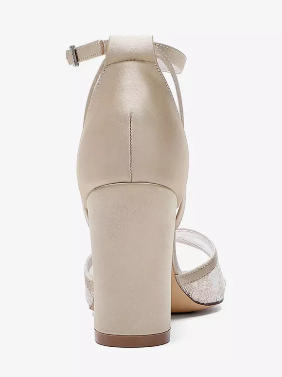 Chaussures de mariage en dentelle ivoire à bout ouvert et talon épais avec bride à la cheville