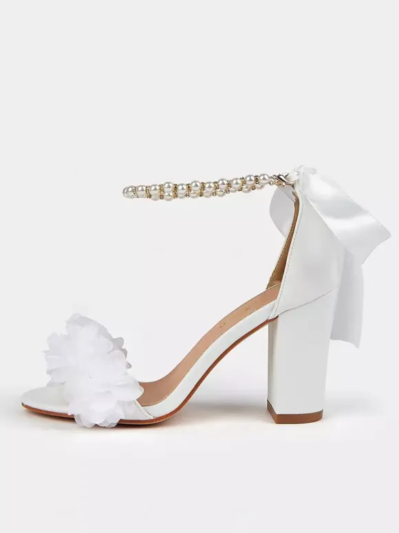 Chaussures de mariage à talons épais perles blanches détails de fleurs bout ouvert bride à la cheville chaussures de mariée