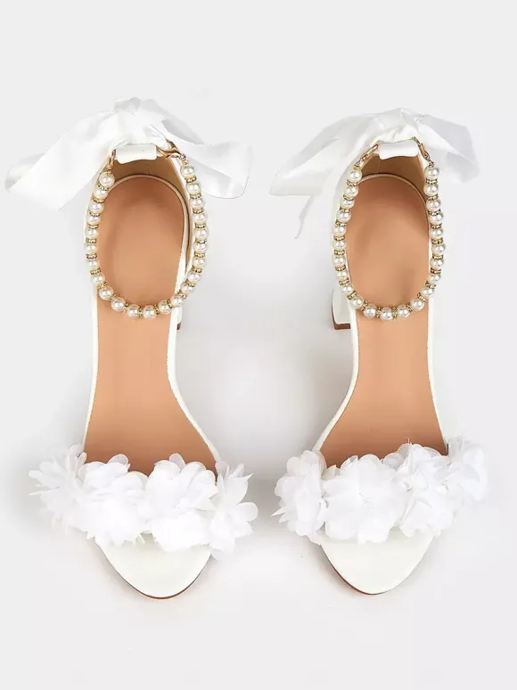 Chaussures de mariage à talons épais perles blanches détails de fleurs bout ouvert bride à la cheville chaussures de mariée